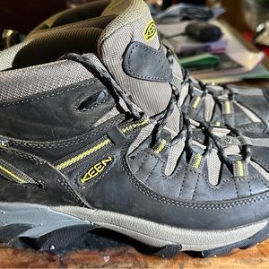 KEEN waterproof Hiking Boots  SIZE 10